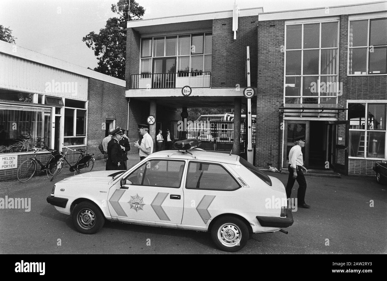 Explosive Schießpulverfabrik in Muiden (1 Tote) Beschreibung: Polizeiwagen am Eingang Datum: 9. September 1983 Standort: Muiden, Noord-Holland Schlagwörter: Explosionen, Fabriken, Unfälle, Polizei Stockfoto