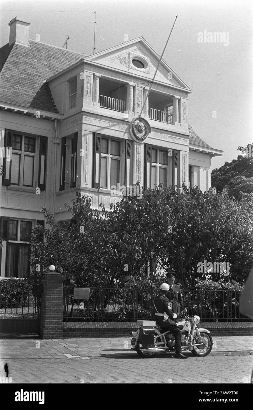 Niederländische Reaktionen nach dem Einmarsch der Polizei in der Tschechoslowakei Überwachung des Gebäudes der russischen Botschaft in den Haag Datum: 21. August 1968 Ort: Den Haag, Südholland Schlüsselwörter: Botschaften, Sicherheitsgebäude, Motorradkope, Polizei Stockfoto