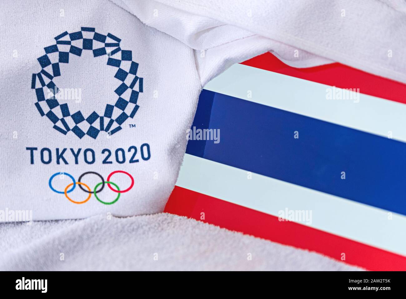 TOKIO, JAPAN, FEBRUAR. 4, 2020: Nationalflaggen Thailands, offizielles Logo der Olympischen Sommerspiele in Tokio 2020. Weißer Hintergrund Stockfoto