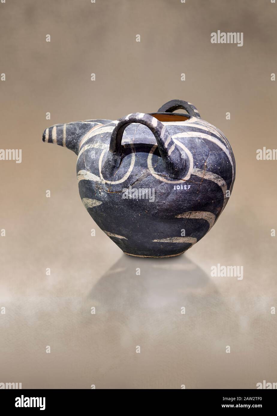 Minoan Kamares Ware sprießt Krug mit 2 Griffen mit polychromen Dekorationen, Phaistos Palast 1800-1600 v. Chr.; Archäologisches Museum Heraklion. Dieser Stall Stockfoto