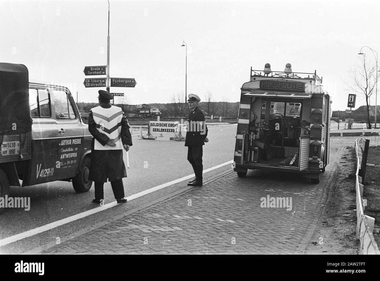 Demonstration der belgischen Landwirte mit Traktoren auf der niederländischen Polizeistation während der Aktion der Landwirte Datum: 19. März 1971 Ort: Belgien Schlagwörter: Demonstrationen, Landwirte, Polizisten Stockfoto