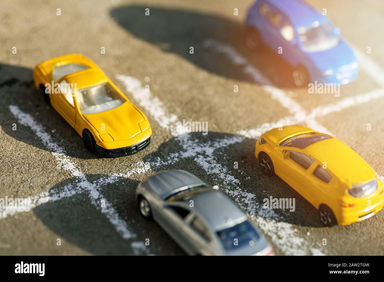 Spielzeugautos auf dem Parkplatz Stockfoto