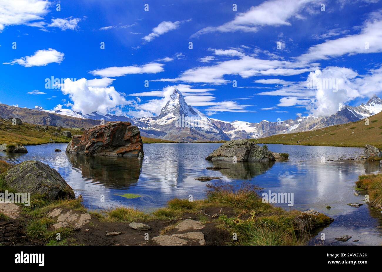 Blick auf das majestätische Matterhorn, in den Alpen, an der Grenze der Schweiz und Italiens. Blick von der 5-Seen-Wanderung. Stockfoto