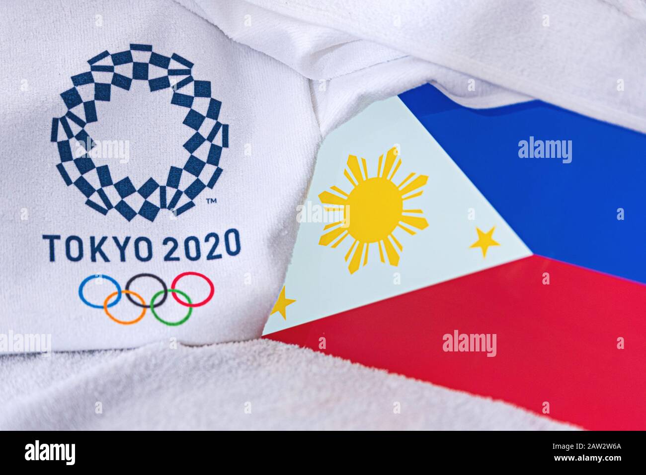 TOKIO, JAPAN, FEBRUAR. 4, 2020: Nationalflaggen der Philippinen, offizielles Logo der Olympischen Sommerspiele in Tokio 2020. Weißer Hintergrund Stockfoto