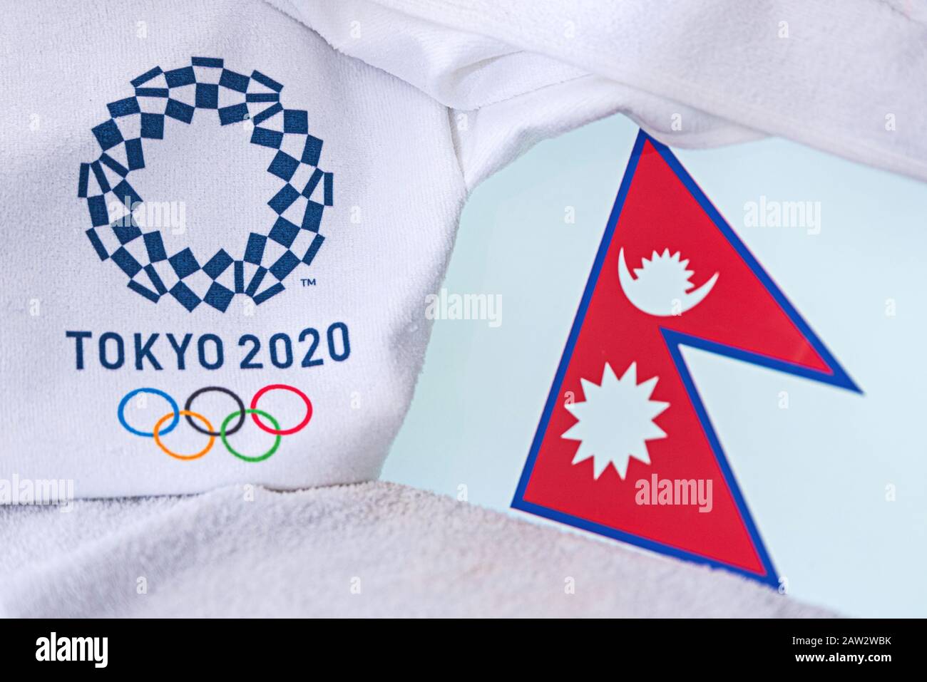 TOKIO, JAPAN, FEBRUAR. 4, 2020: Nationale Flagge Nepals, offizielles Logo der Olympischen Sommerspiele in Tokio 2020. Weißer Hintergrund Stockfoto
