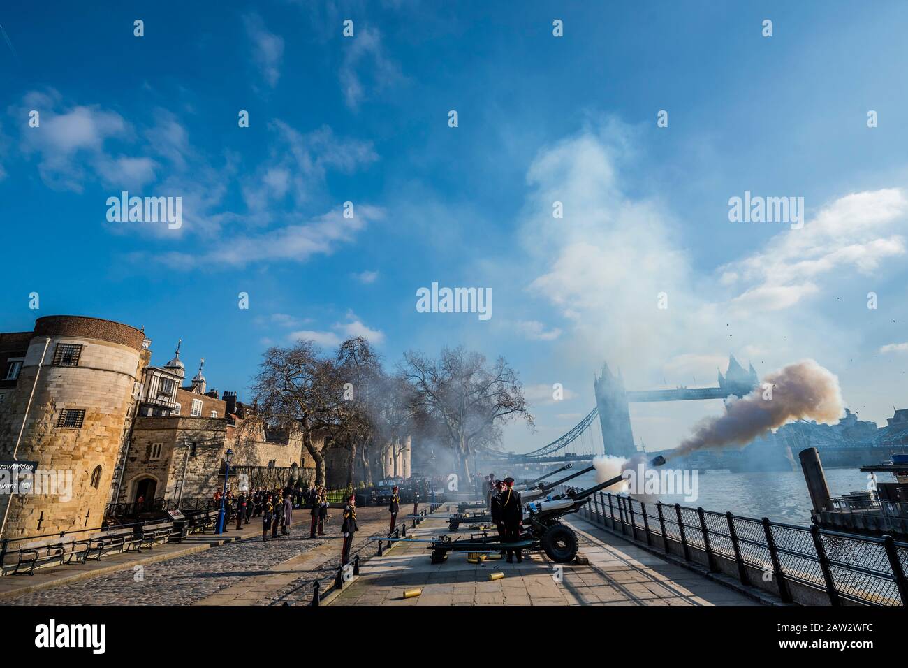 London, Großbritannien. Februar 2020. Die Honourable Artillery Company (HAC), das Reserve-Armeeregiment der City of London, feuern am Tower of London eine Royal Salute mit 62 Pistolen aus, um den Jahrestag des Beitritts Ihrer Majestät Zur Königin zu feiern. Die drei Zeremoniellen L118-Lichtpistolen feuerten im Abstand von zehn Sekunden. Während ein Royal Salute normalerweise 21 Waffen umfasst, wird dieser auf 41 erhöht, wenn er von einem Royal Park oder einer Residenz aus abgefeuert wird. Credit: Guy Bell/Alamy Live News Stockfoto