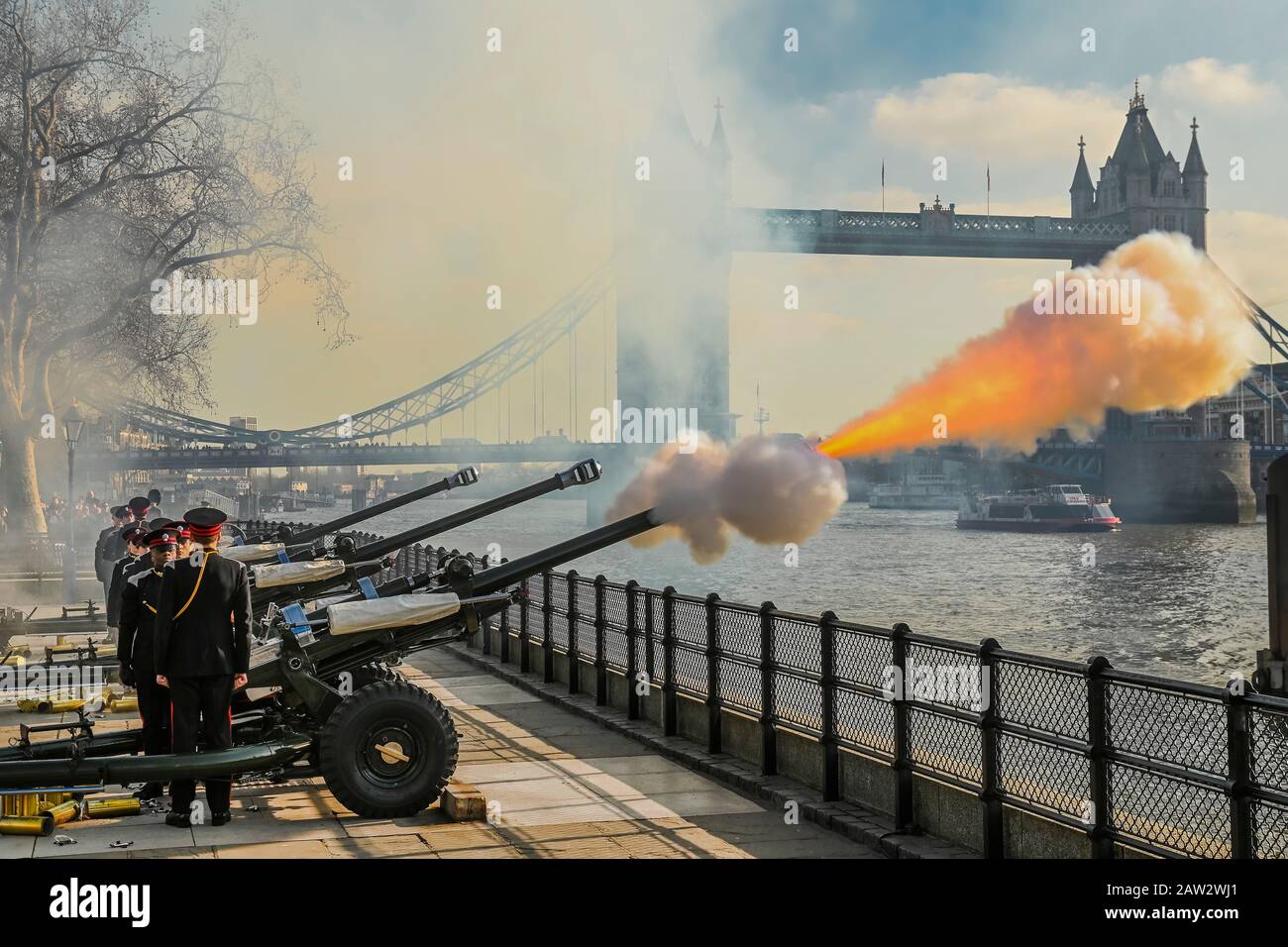 London, Großbritannien. Februar 2020. Die Honourable Artillery Company (HAC), das Reserve-Armeeregiment der City of London, feuern am Tower of London eine Royal Salute mit 62 Pistolen aus, um den Jahrestag des Beitritts Ihrer Majestät Zur Königin zu feiern. Die drei Zeremoniellen L118-Lichtpistolen feuerten im Abstand von zehn Sekunden. Während ein Royal Salute normalerweise 21 Waffen umfasst, wird dieser auf 41 erhöht, wenn er von einem Royal Park oder einer Residenz aus abgefeuert wird. Credit: Guy Bell/Alamy Live News Stockfoto