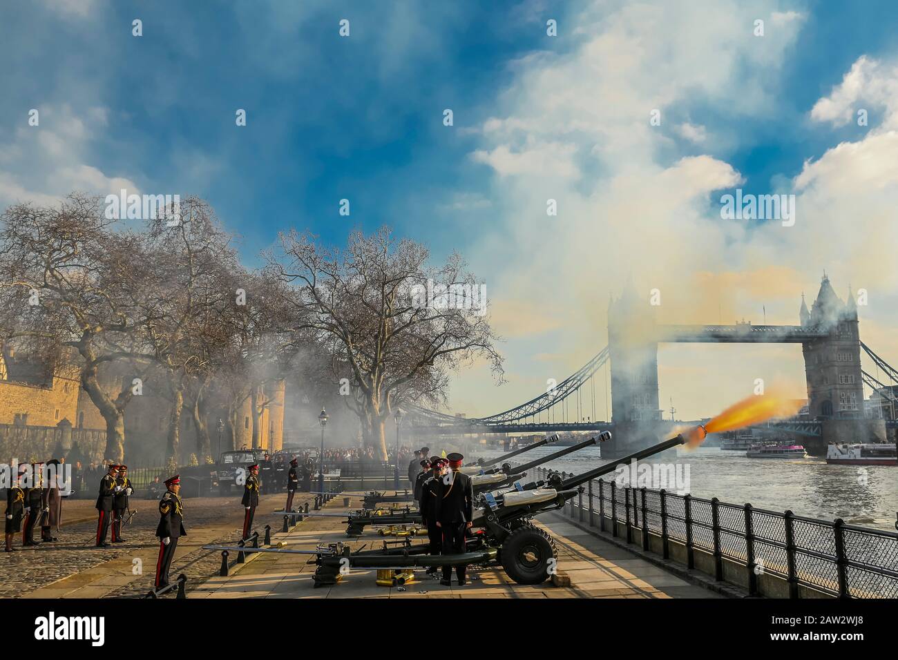 London, Großbritannien. Februar 2020. Die Honourable Artillery Company (HAC), das Reserve-Armeeregiment der City of London, feuern am Tower of London eine Royal Salute mit 62 Pistolen aus, um den Jahrestag des Beitritts Ihrer Majestät Zur Königin zu feiern. Die drei Zeremoniellen L118-Lichtpistolen feuerten im Abstand von zehn Sekunden. Während ein Royal Salute normalerweise 21 Waffen umfasst, wird dieser auf 41 erhöht, wenn er von einem Royal Park oder einer Residenz aus abgefeuert wird. Credit: Guy Bell/Alamy Live News Stockfoto