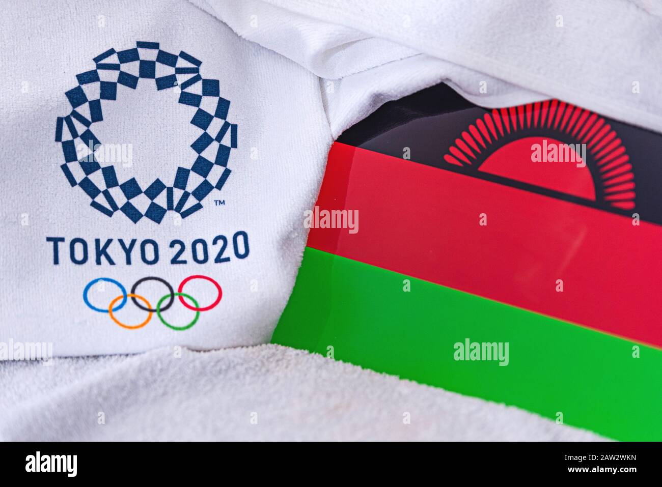 TOKIO, JAPAN, FEBRUAR. 4, 2020: Malawi National Flag, offizielles Logo der Olympischen Sommerspiele in Tokio 2020. Weißer Hintergrund Stockfoto