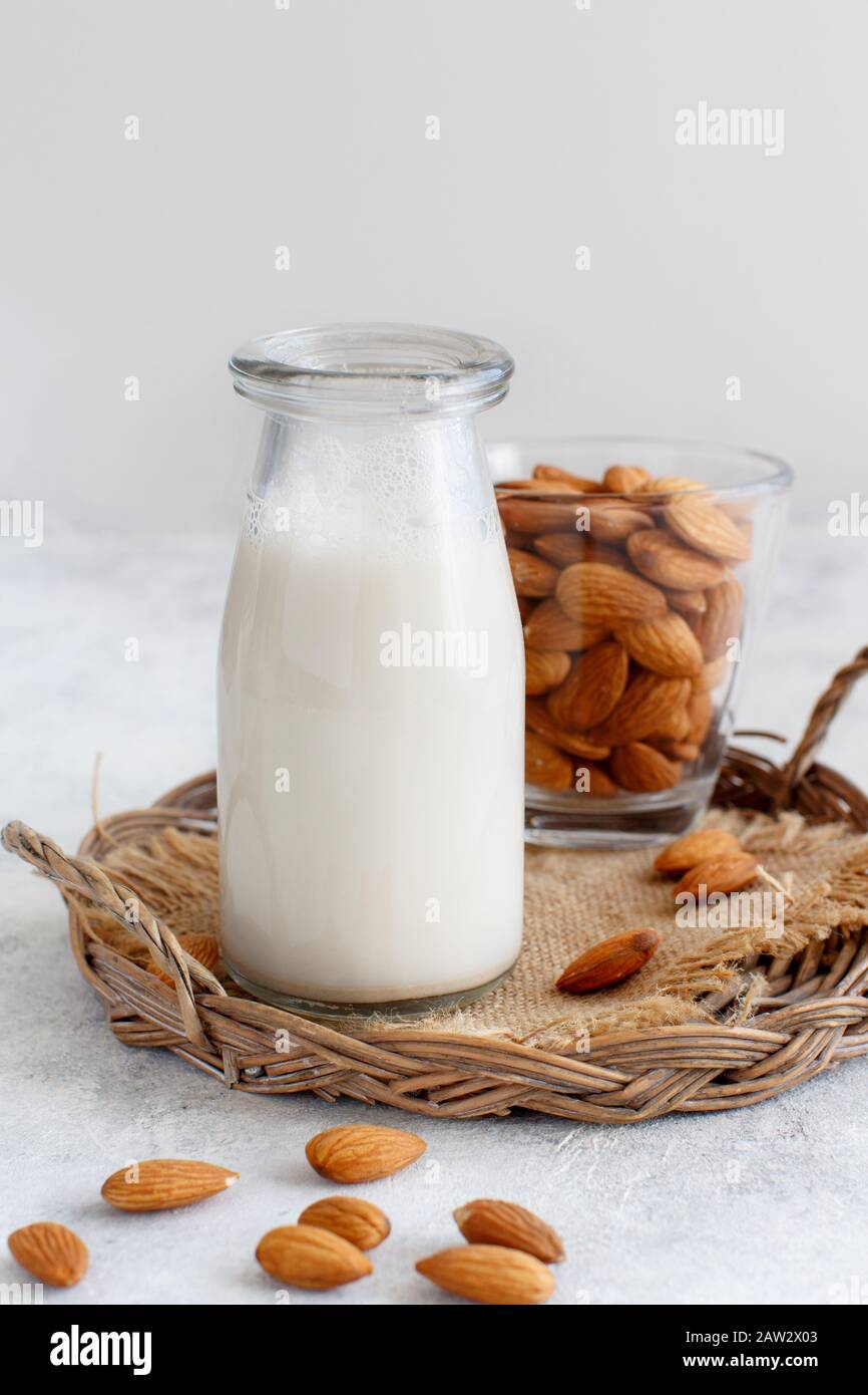 Vegane Mandelmilch, keine Milch aus anderen Milchprodukten in Flaschennähe Stockfoto