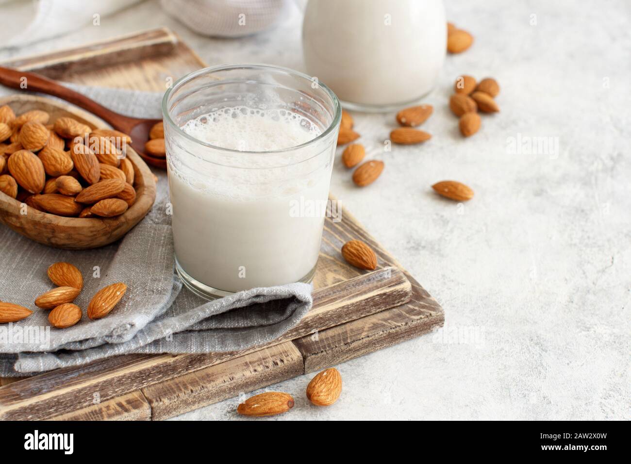 Vegane Mandelmilch, keine Milch aus anderen Milchprodukten im Glas Stockfoto