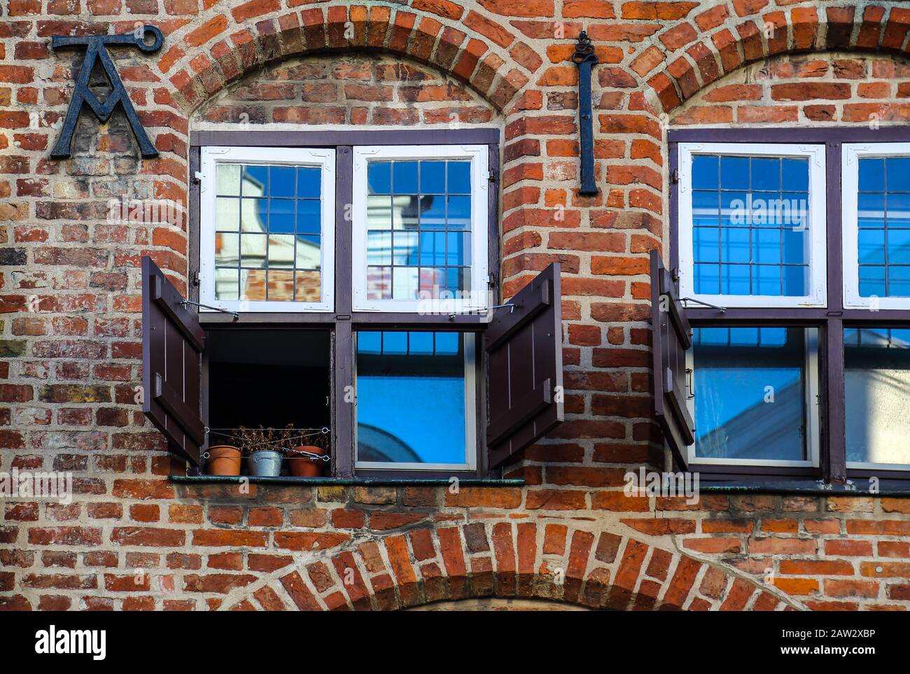 Die liebevoll gestaltete Fassade mit den offenen Fensterläden gehört zum historischen Stadtkern der Hansestadt Lübeck. Stockfoto