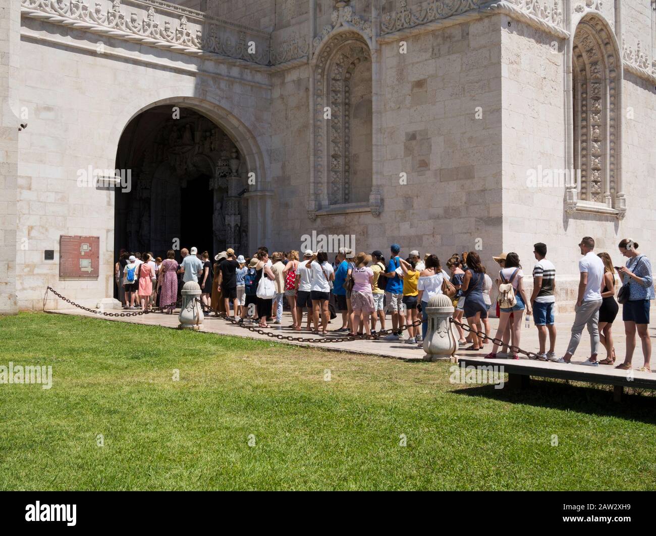 Touristen warten auf den Mosteiro dos Jerónimos in Belém, Lissabon, Portugal. Stockfoto