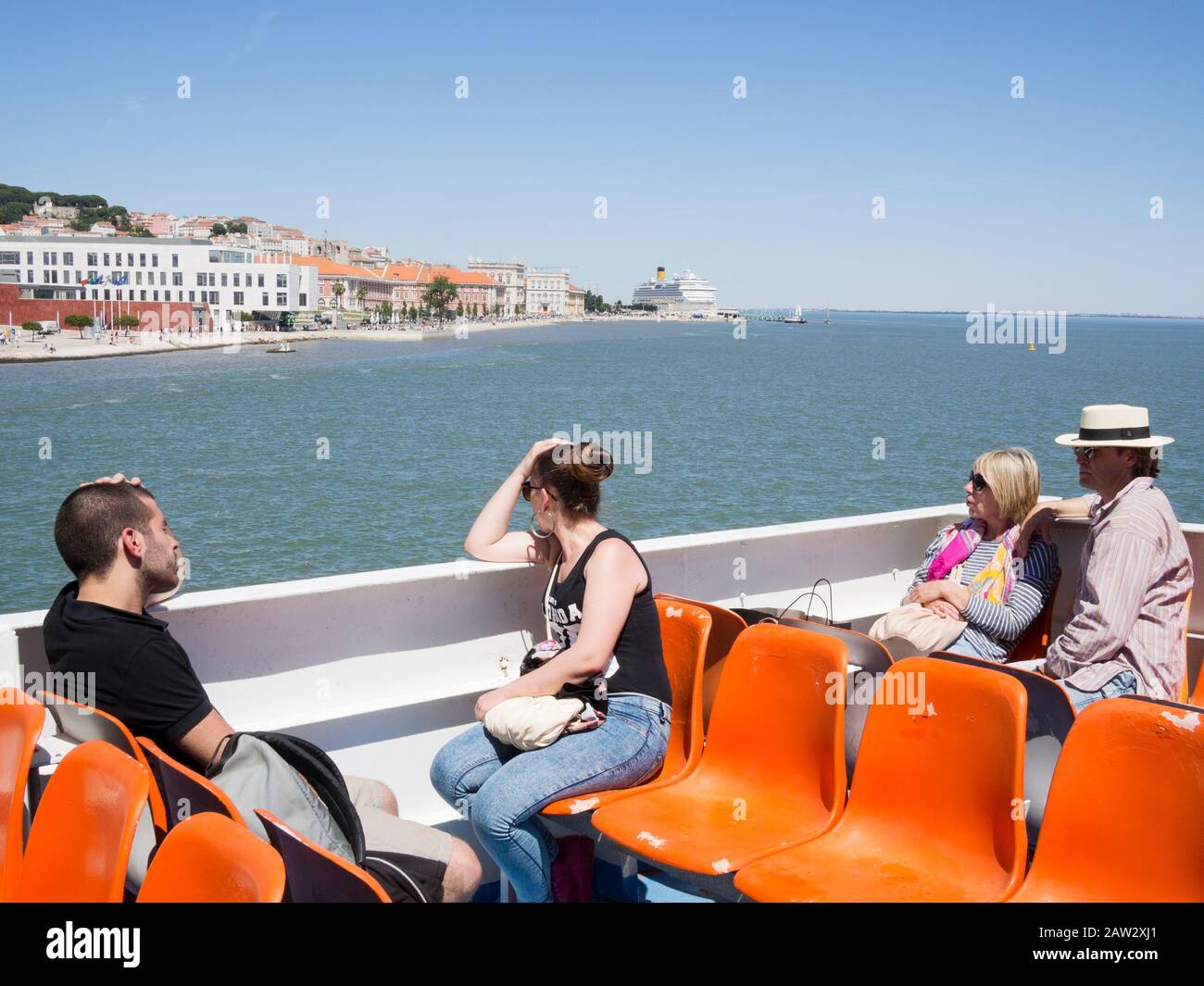 Passagiere, die den Fluss Tejo auf dem Boot, Portugal, überqueren Stockfoto