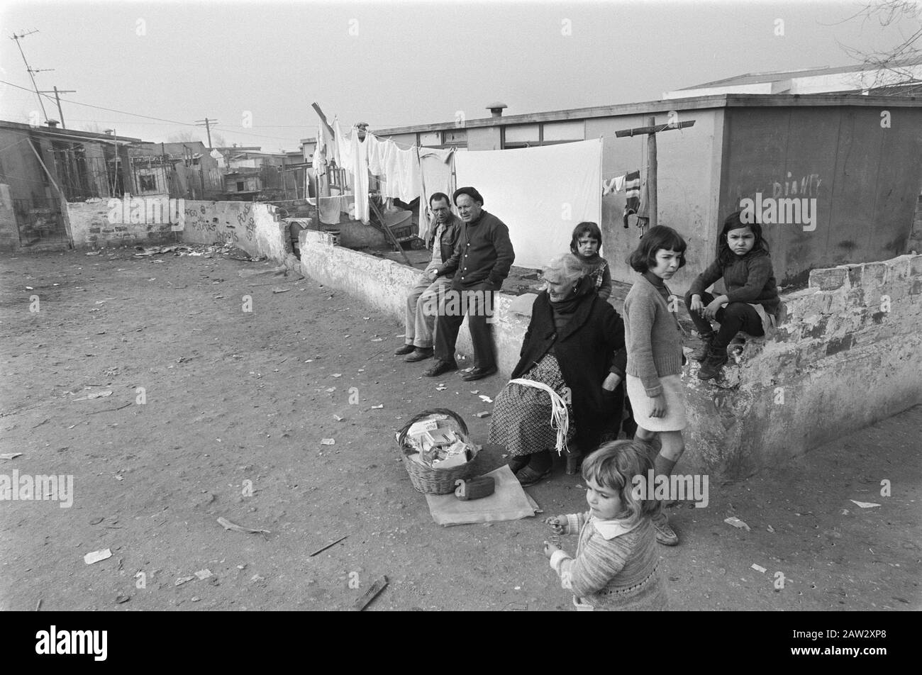 Portugal, Politik, Straßen usw.; Slum in Lissabon Datum: 11. Februar 1975 Ort: Lissabon, Portugal Schlüsselwörter: Slums, Stadtansichten, Straßenszenen Stockfoto