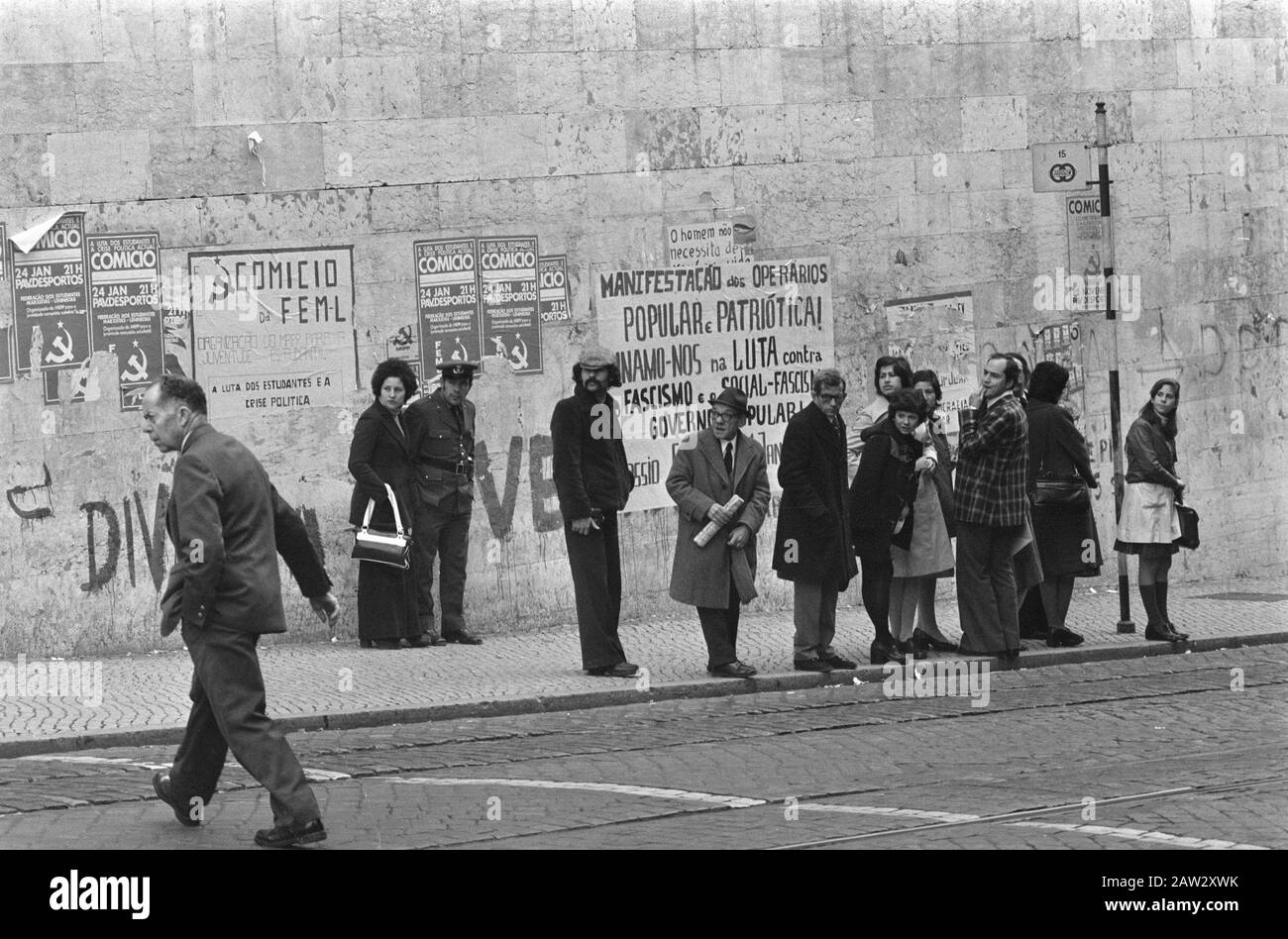 Portugal, Politik, Straßen usw.; Banner PCP Fassade Datum: 11. Februar 1975 Ort: Portugal Stichwörter: Politik Stockfoto