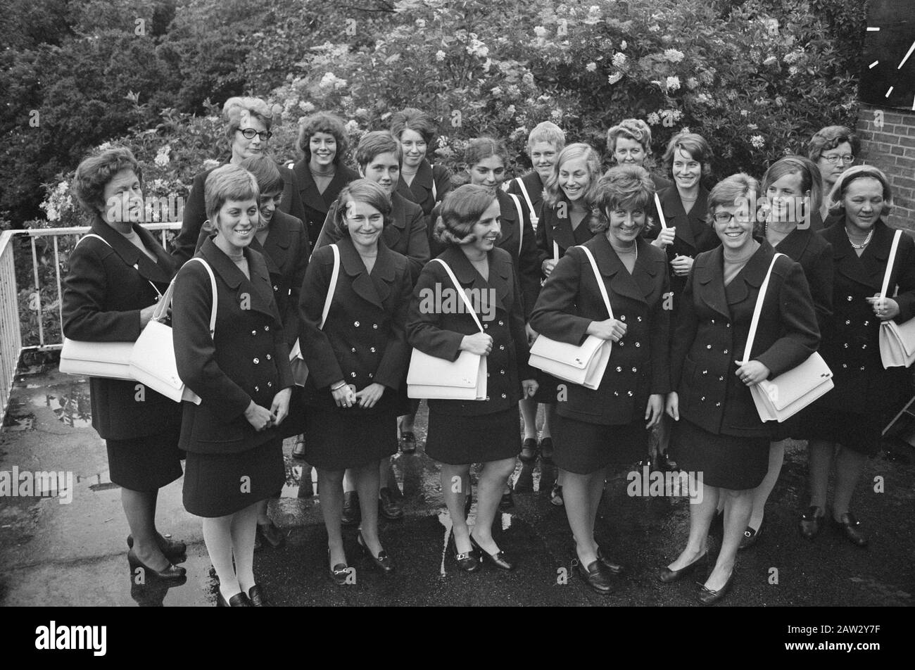 Frauenhockey in neuem Kostüm Amstelveen Posiert Teammitglied Datum: 16. Juni 1971 Ort: Amstelveen, Noord-Holland Schlagwörter: Hockey, Kostüme, Athleten, Frauen Stockfoto
