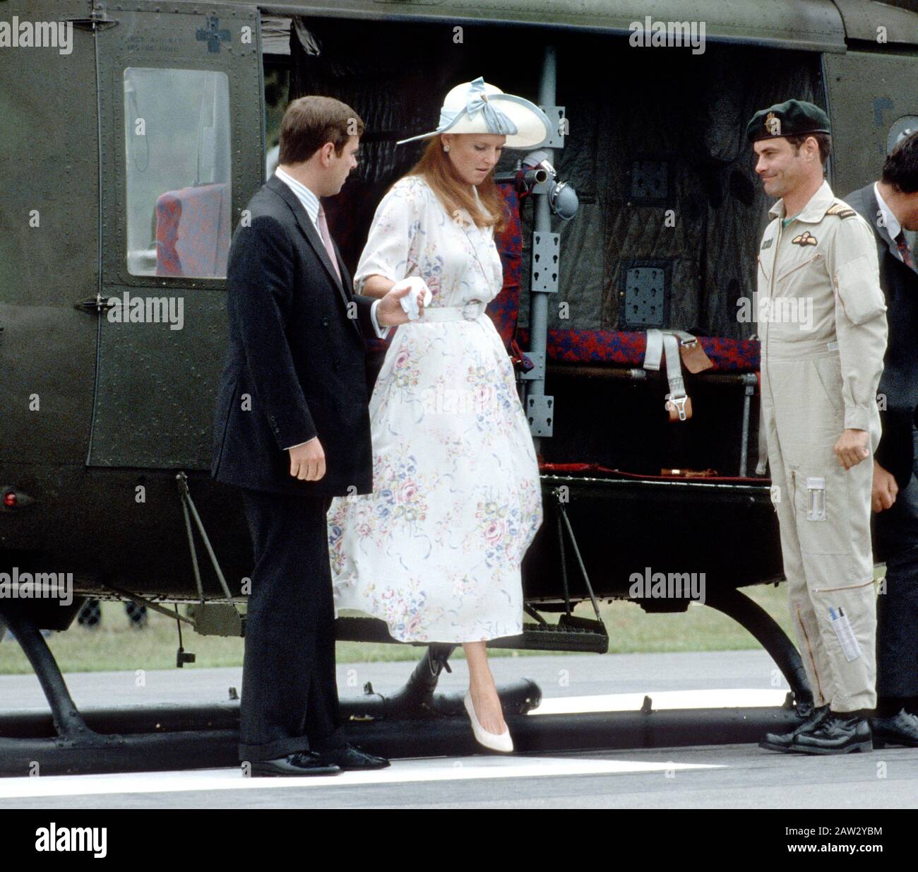 HRH Prince Andrew hilft der Herzogin von York, einen Bell Huey Hubschrauber der Royal Canadian Air Force, Cobourg, Kanada Juli 1987 anzusteuern Stockfoto