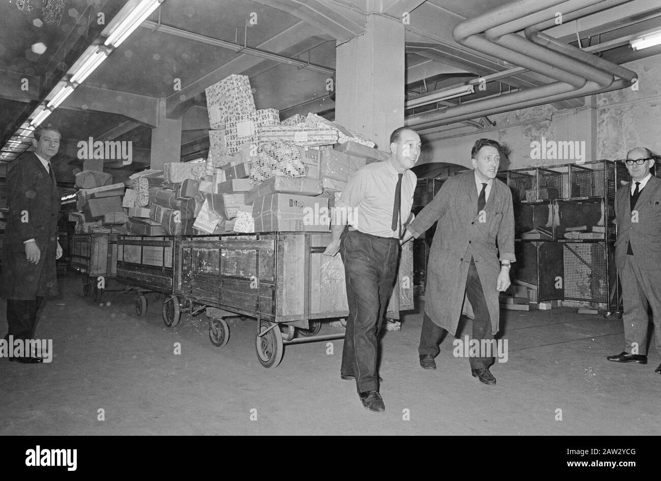 Viele Party-Pakete für Postversand Briefsortierer Arbeitsdatum: 29. November 1966 Standort: Amsterdam, Noord-Holland Schlüsselwörter: Feiertage, Post Stockfoto