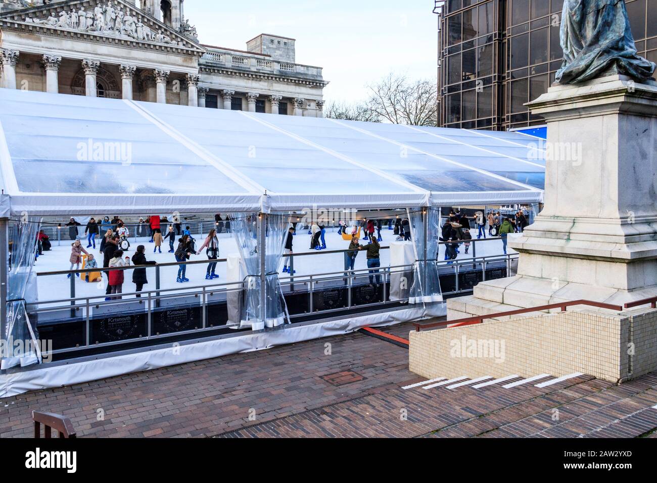 Portsmouth Guildhall Eisbahn, eine temporäre Eislaufbahn im Freien in den Wintermonaten, Portsmouth, Großbritannien Stockfoto