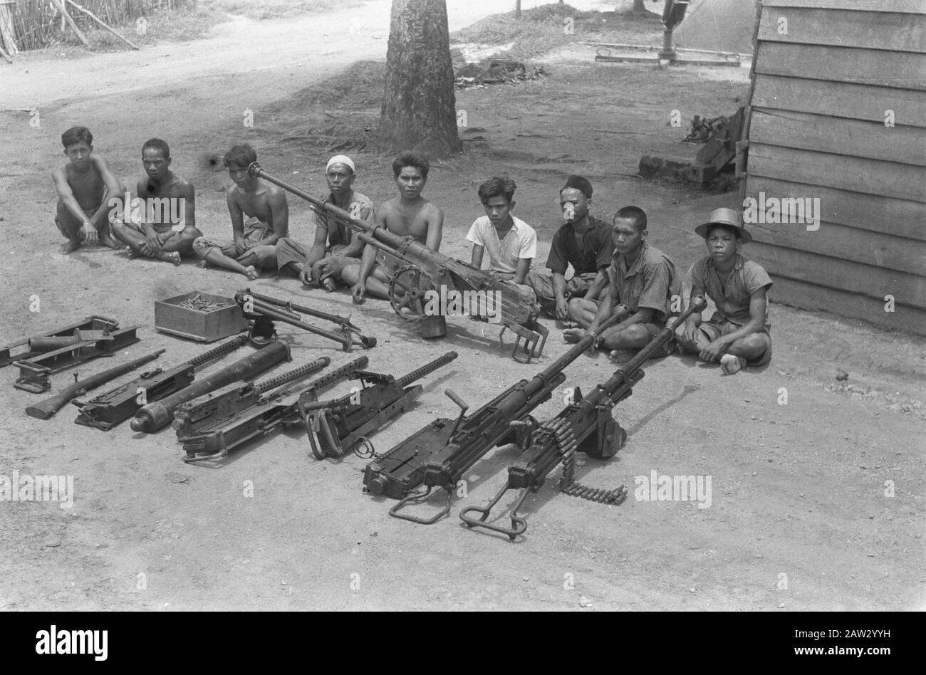 Booty Nahm Waffen Praboemoelih Praboemoelih gefangen: Für Gloembang war Praboemoelih bei einer Partei Waffen beschlagnahmt; 9 Personen wurden verhaftet. Datum: 26.Oktober 1947 Ort: Indonesien, Niederländische Ostindien, Prabumulih, Sumatra Stockfoto