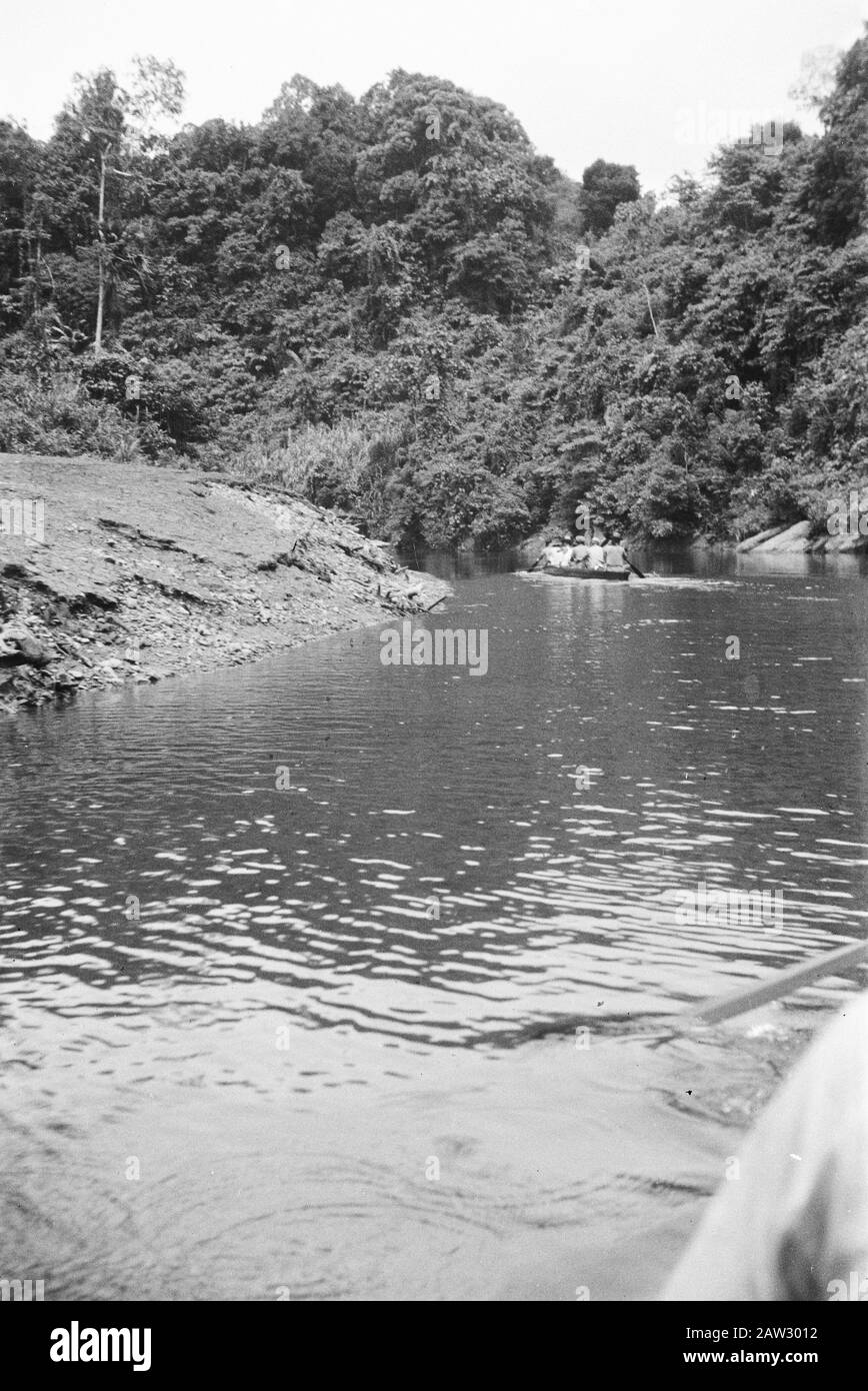 Borneo Series; gehört zum Artikel Fähnrich Hartwigzen The Dayaks for World News [Proa with Dayak-rowers with typical headgear in the Bend of a River] Datum: Juni 1948 Ort: Borneo, Indonesien, Kalimantan, Dutch East Indies Stockfoto