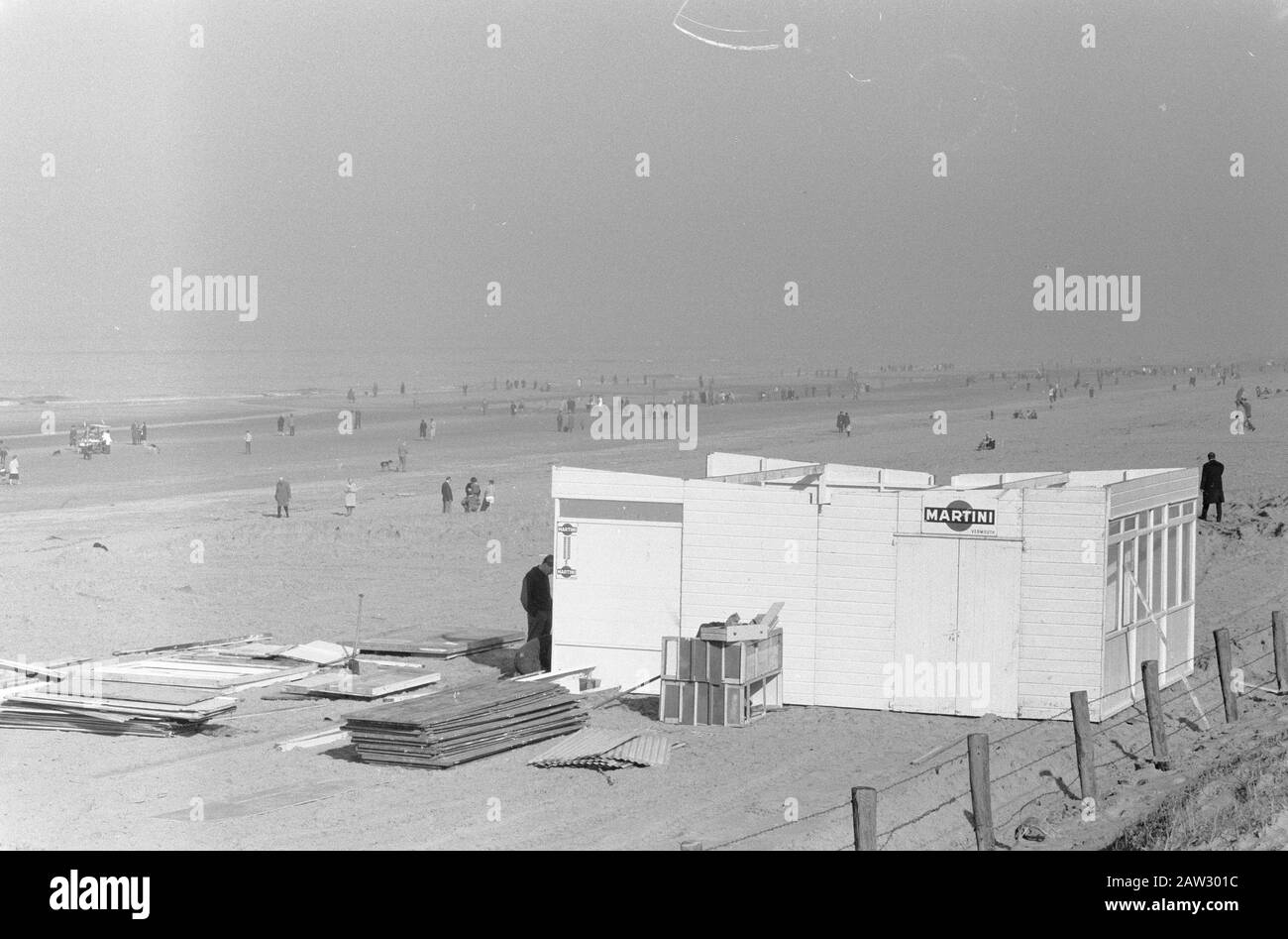 Wunderschönes Frühlingswetter am Strand in Zandvoort Datum: 20. Februar 1961 Lage: Nordholland, Zandvoort Schlüsselwörter: Strände, Frühlingswetter Stockfoto