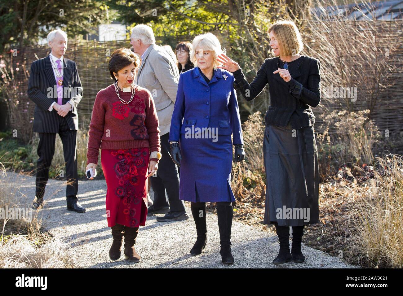 Die Duchess of Cornwall (Mitte) neben der Geschäftsführerin Dame Laura (rechts) und Maggies London Entwicklungsvorstand Dori Dana HaeriLee (links) bei einem Besuch Maggies's im Royal Marsden Hospital in Sutton, Surrey. Stockfoto