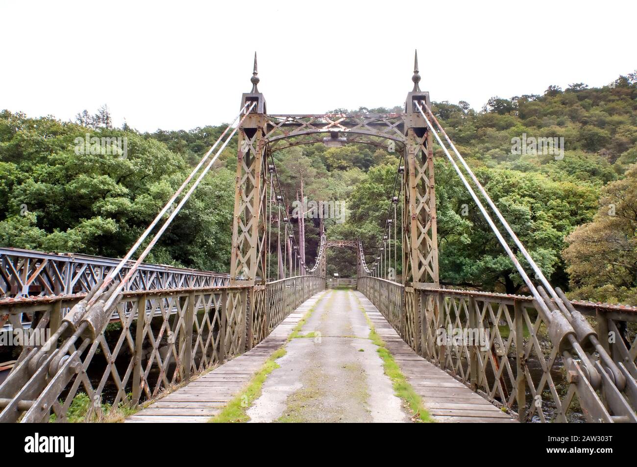 Abgebrochene Suspension Bridge, die mit dem Elan Valley Village führt Stockfoto