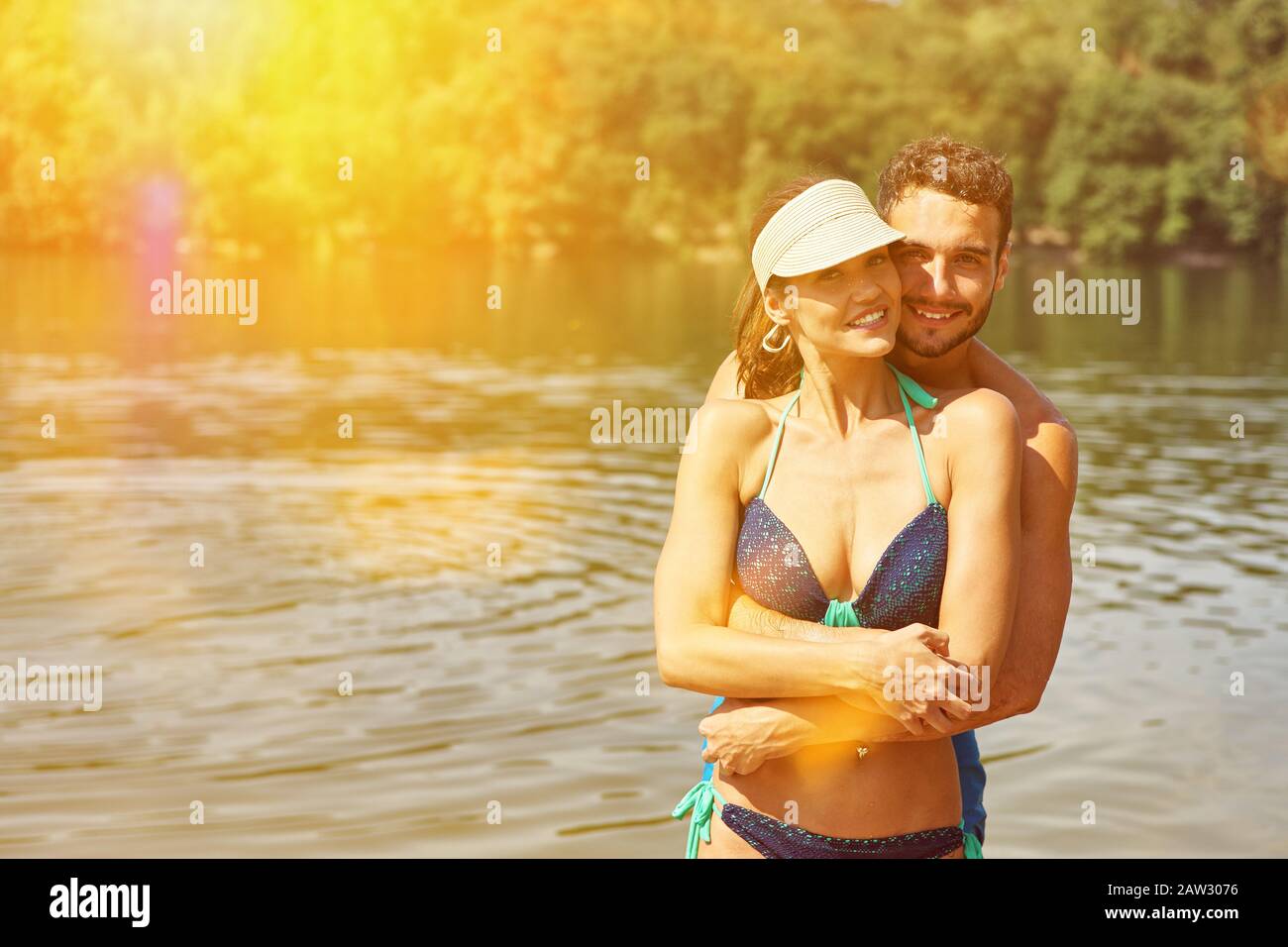 Glückliches Paar geht in den Sommerurlaub am See Stockfoto