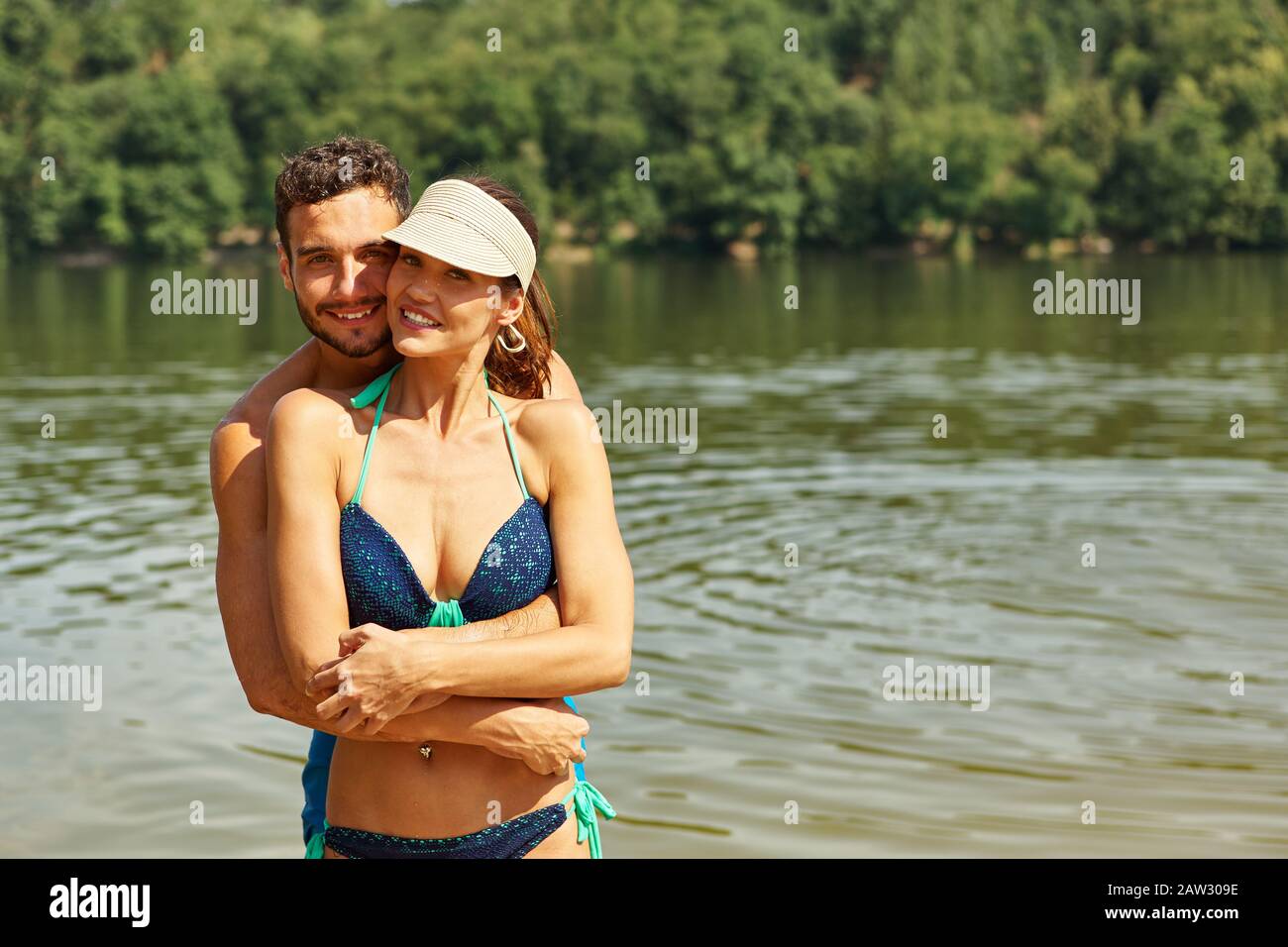 Glückliches Paar geht in den Sommerurlaub am See Stockfoto