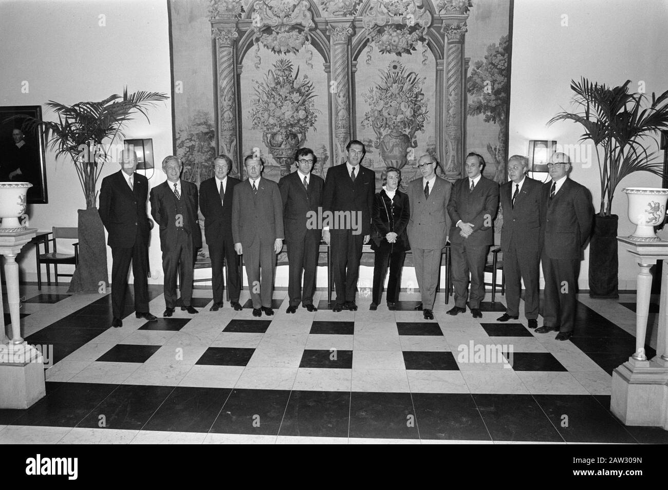 Premier Biesheuvel installiert den provisorischen wissenschaftlichen Rat für Regierungspolitik, 1972. Der Vorstand bestand zunächst aus sechs Mitgliedern, nämlich dem Präsidenten Dr. J. Kremers (Psychologe) Dr. Ir. W. J. Beek (Physikalischer MTRA), Prof. Dr. C. J. F. (Frits) Bottcher (Chemiker), Prof. Dr. J. S. Cramer (Economist), Ir. W. F. Schut (Ingenieurin im Bauingenieurwesen), Dr. H. M. in 't Veld-Langeveld (Soziologin). War Sekretär Drs. E. D. J. Kruijt Bosch (Economist). Datum: 20.November 1972 Stichwörter: Pflanzen, Räte Personenname: Biesheuvel, Barend Stockfoto