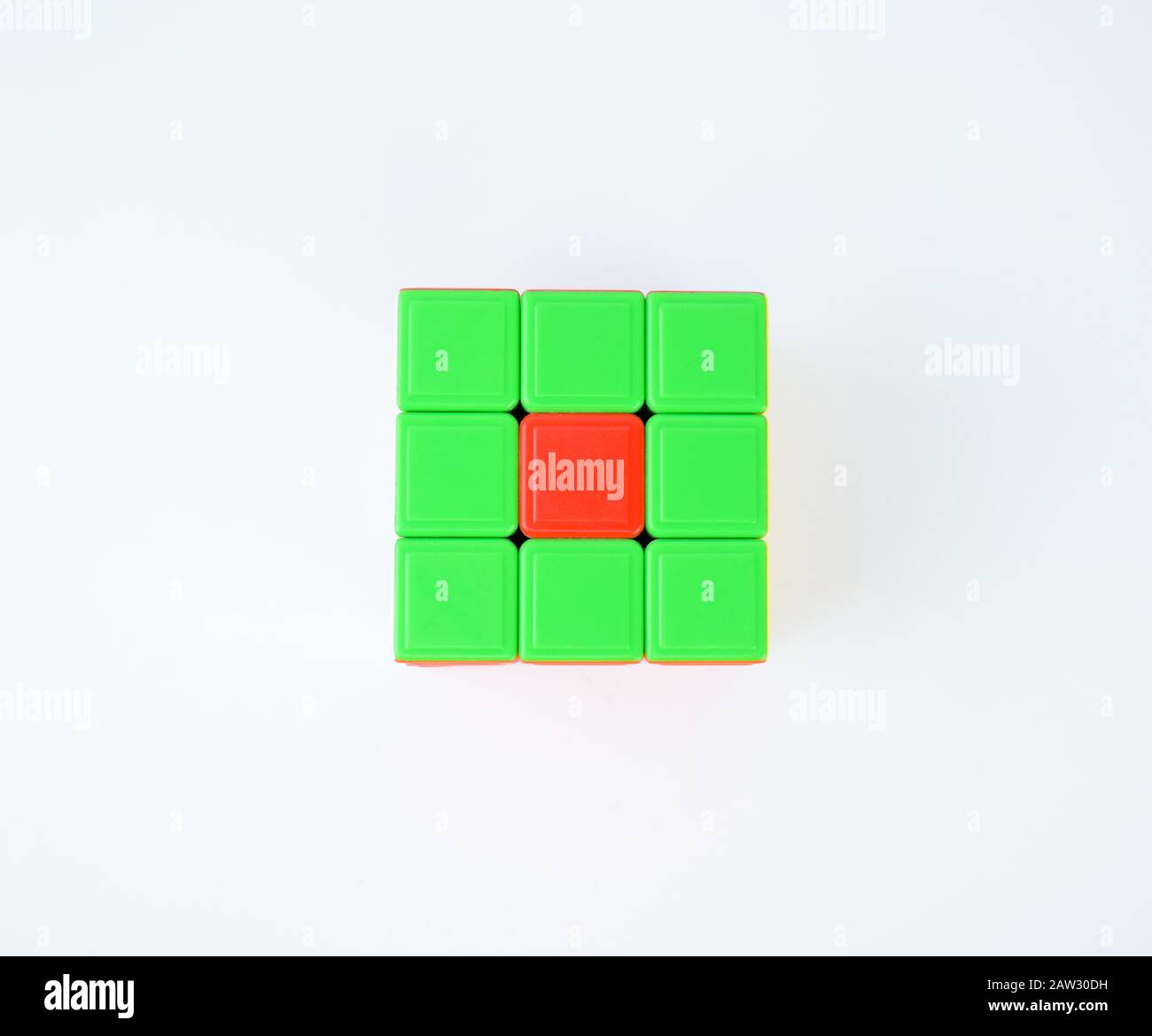 Nationalflaggenmuster aus Bangladesch mit einem 3 mal 3 Rubik-Würfel auf weißem Hintergrund Stockfoto