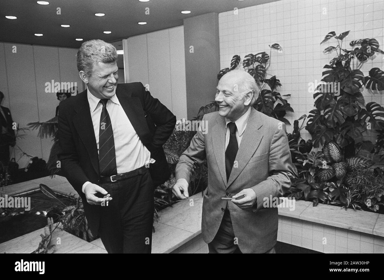 Premierminister den Uyl kehrte aus Tansania zurück; den Uyl mit Duisenberg, der von der Konferenz der Weltbank Mamilla zurückkam Datum: 10. Oktober 1976 Stichworte: Premiers Person Name: Uyl, Joop den, Uyl, Joop den Stockfoto