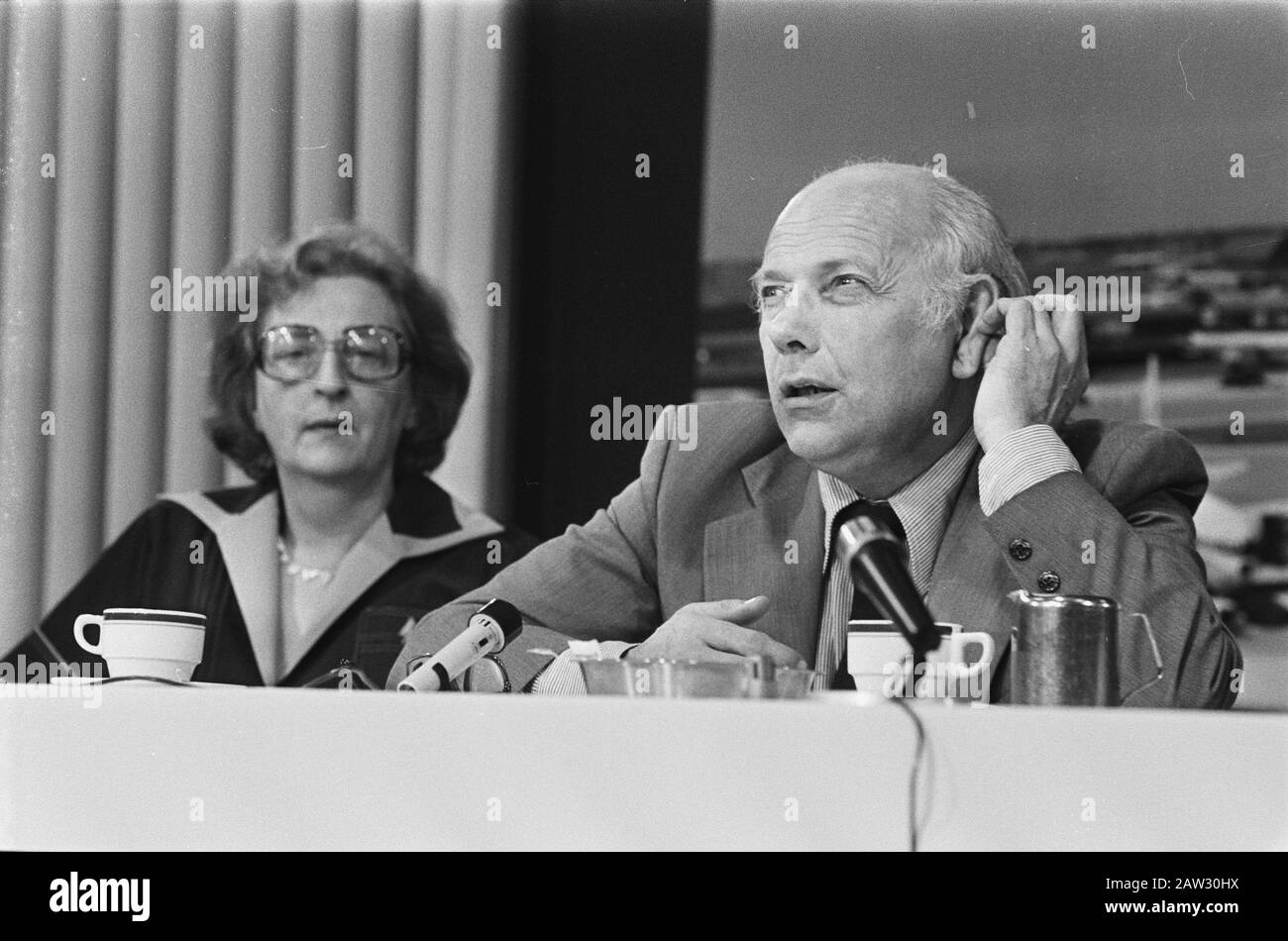 Premierminister den Uyl kehrte aus Tansania zurück; den Uyl während der Pressekonferenz in Schiphol, verließ Liesbeth Datum: 10. Oktober 1976 Ort: Nordholland, Schiphol Schlüsselwörter: Pressekonferenzen, Premiers Personenname: Uyl, Joop den, Uyl, Liesbeth den Stockfoto