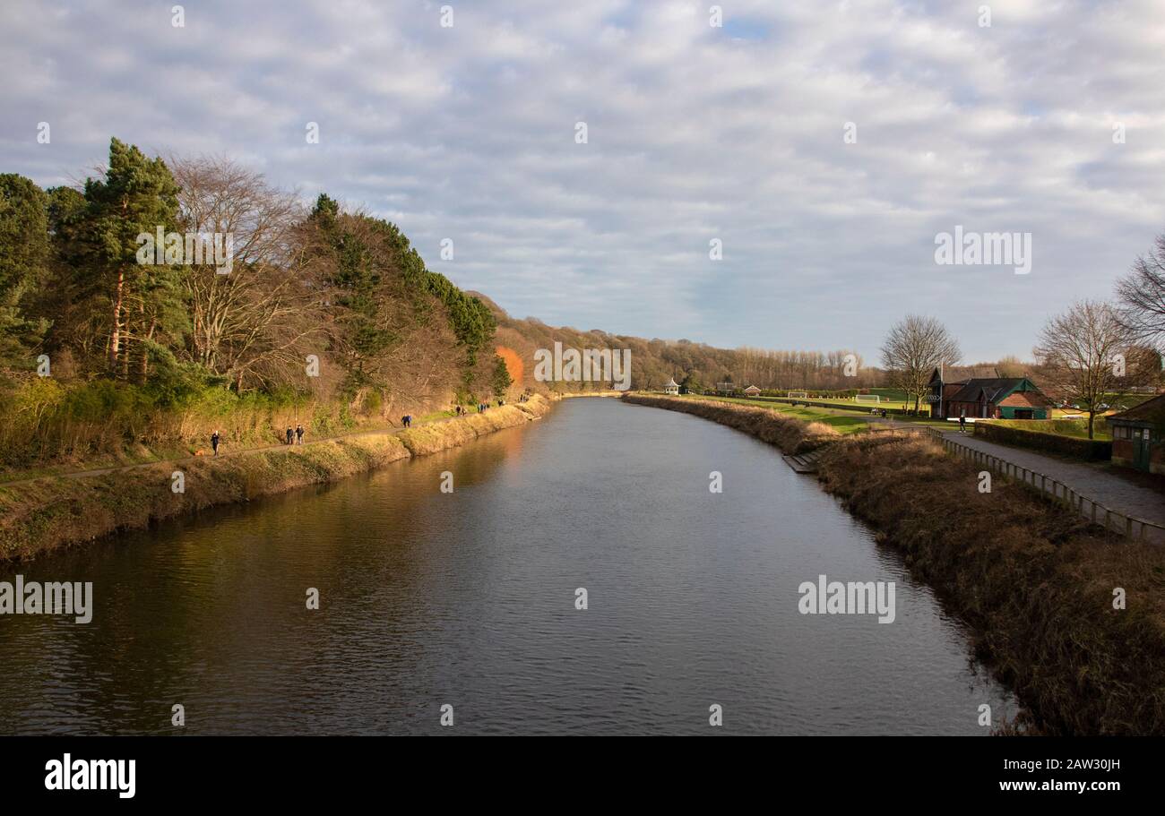 River Wear in Durham City an einem sonnigen Wintertag Stockfoto