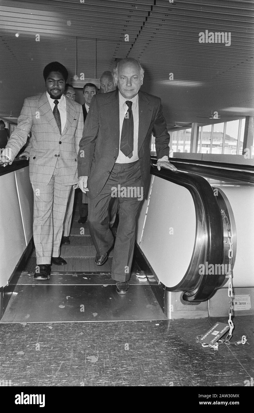 Premierminister den Uyl verlässt mit seiner Frau von Schiphol auf die niederländischen Antillen, den Uyl und Minister Plenipotentiary Pieternella Datum: 14. August 1974 Ort: Nordholland, Schiphol Schlüsselwörter: Premiers Personenname: Uyl, Joop den, Uyl, Joop den Stockfoto