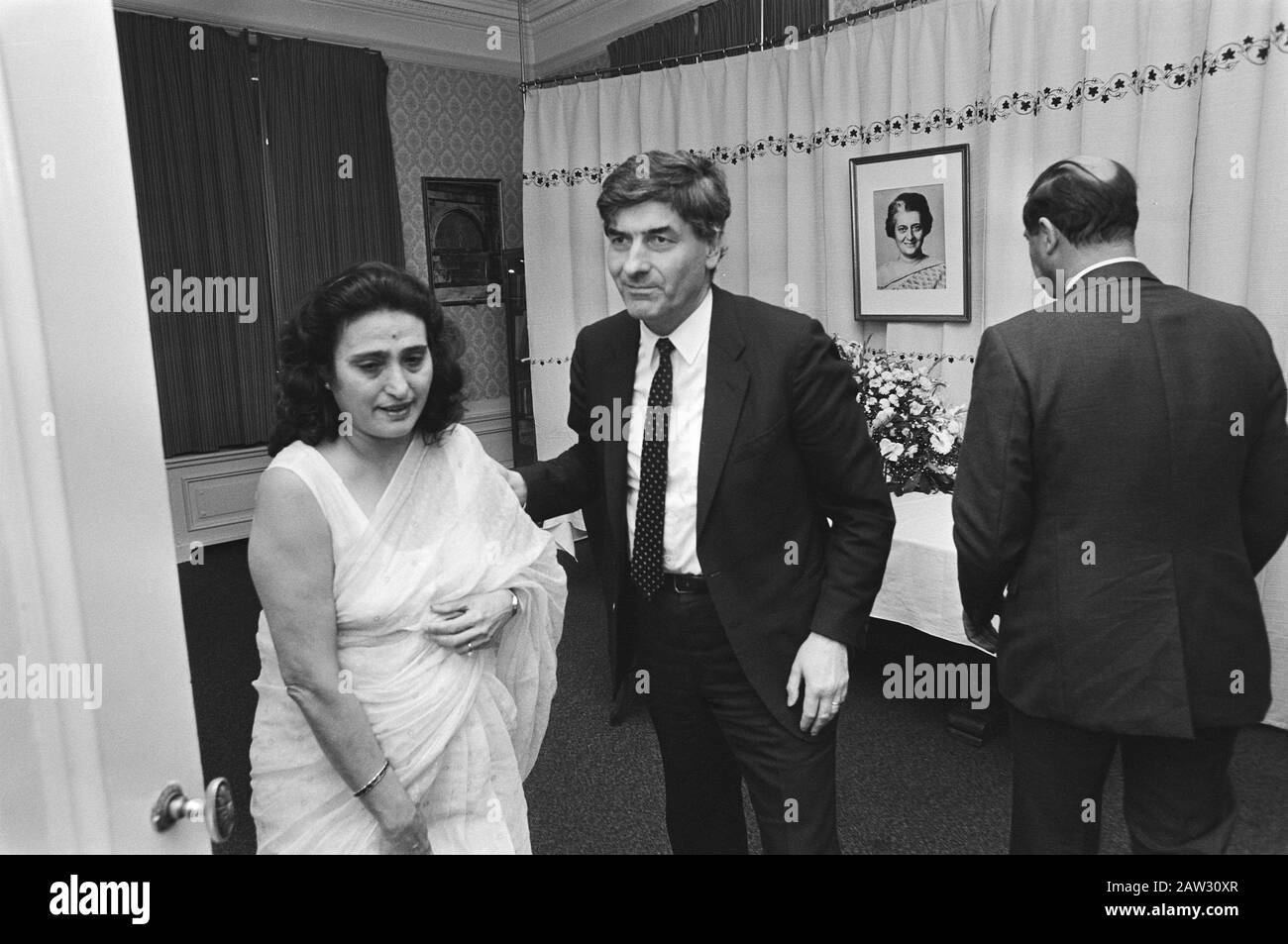 Premier Lubbers unterzeichnet Kondolenzbuch für die verstorbene Premierministerin Indira Gandhi in der indischen Botschaft in Den Haag Datum: 2. November 1984 Ort: Den Haag, Südholland Schlüsselwörter: Botschaften, Kondolenzregister Premiers Person Name: Gandhi, Indira, Lubbers, Ruud Stockfoto