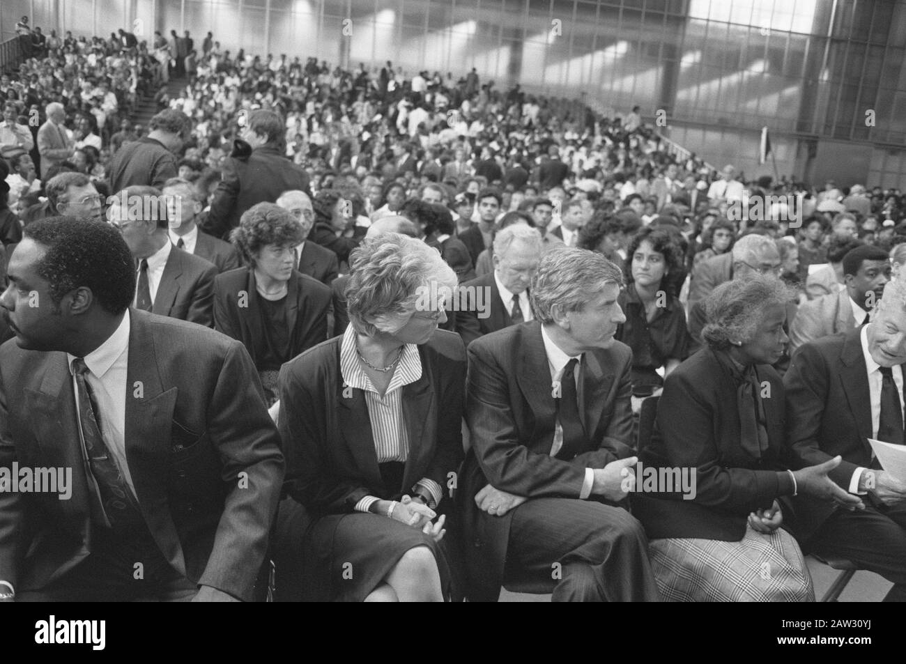 Memorial Service an der RAI für die Opfer des Luftunglücks mit SML-Gerät in Suriname Premier Lubbers unter den Teilnehmern Datum: 11. Juni 1989 Ort: Amsterdam, Noord-Holland Schlüsselwörter: Gedenkfeiern, Fluggesellschaften, Premierminister, Opfer, Flugzeugabstürze Personenname: Lubbers, Ruud Institutionename: RAI Stockfoto