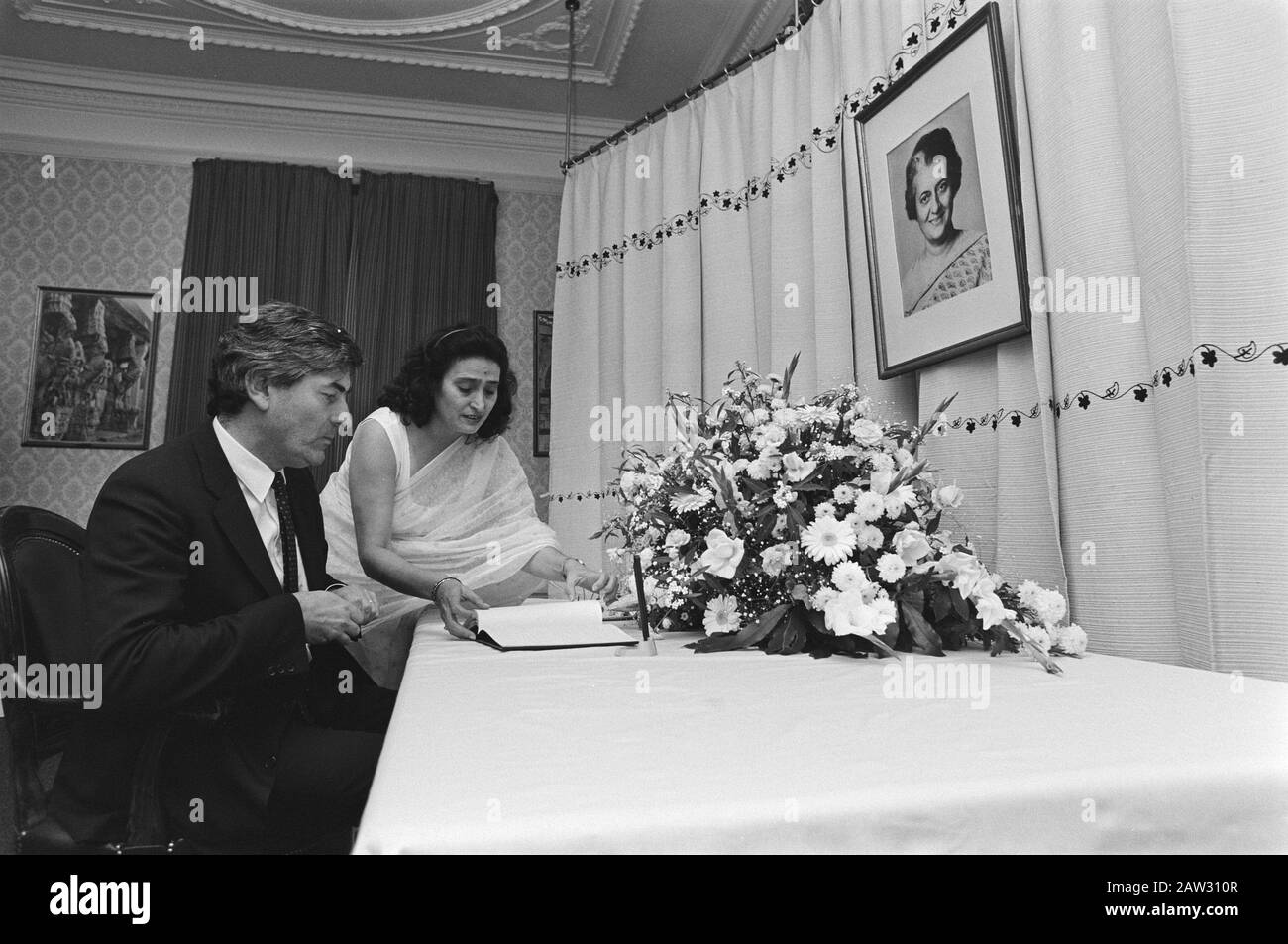 Premier Lubbers unterzeichnet Kondolenzbuch für die verstorbene Premierministerin Indira Gandhi in der indischen Botschaft in Den Haag Datum: 2. November 1984 Ort: Den Haag, Südholland Schlüsselwörter: Botschaften, Kondolenzregister Premiers Person Name: Gandhi, Indira, S. Kochar Stockfoto