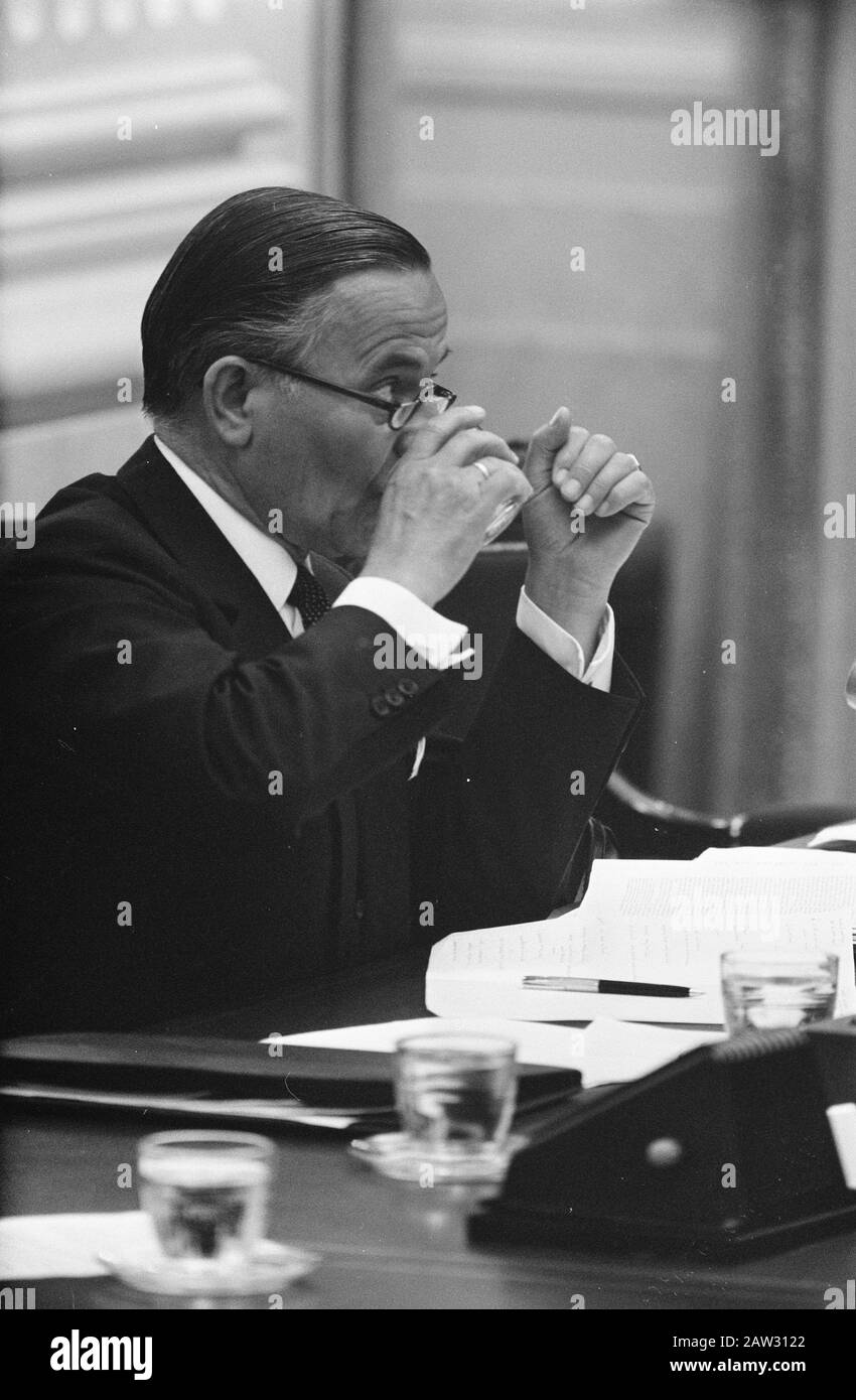 Debatten im Haus der Exzesse durch die Armee im Zeitraum 1946-1949 in Indien Premier Piet de Jong Datum: 1. Juli 1969 Ort: Den Haag, Südholland Schlüsselwörter: Debatten, Exzesse, parlament, Premierminister, Regierungsperson Name: Jung, PJS Stockfoto