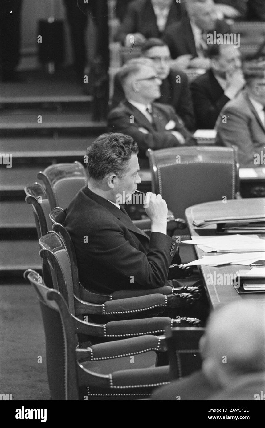 Issue-Irene über die Heirat von Prinzessin Irene mit Prinz Carlos Hugo von Bourbon-Parma im parlament Premier Marijnen hinter dem Regierungstisch Datum: 14. April 1964 Ort: Den Haag, Südholland Schlüsselwörter: Premierminister, Parlamentsdebatten, Parlamentsdebatten, Abgeordnete, Politik, Dynastie-Person Name: Marijnen, Victor Stockfoto