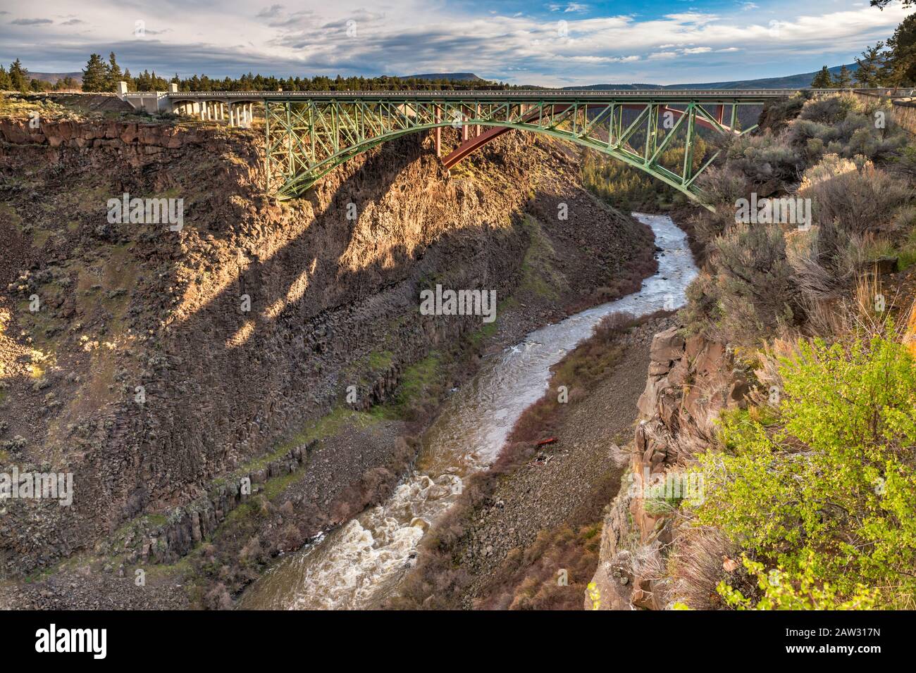 Crooked River Bridges, alt, 1926 und neu, 2000, hinter, über Crooked River Gorge, Peter Skene Ogden Scenic Viewpoint, in der Nähe von Terrebonne, Oregon, USA Stockfoto