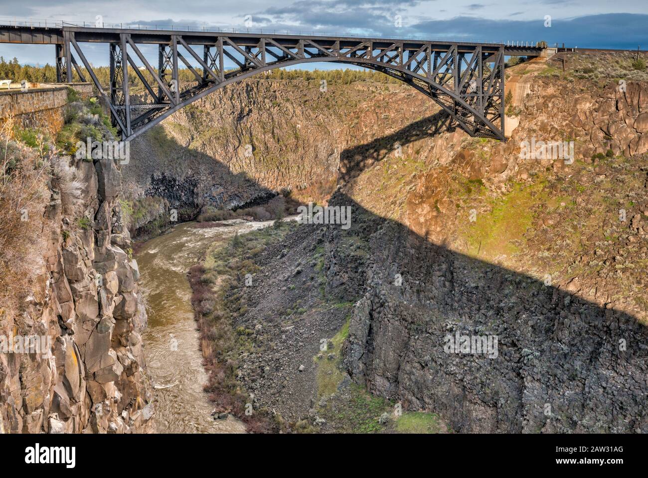 Oregon Trunk Railroad Bridge, 1911, Steel-Einbogen-Spannbrücke, entworfen von Ralph Modjeski, Crooked River Gorge, in der Nähe von Terrebonne, Oregon, USA Stockfoto