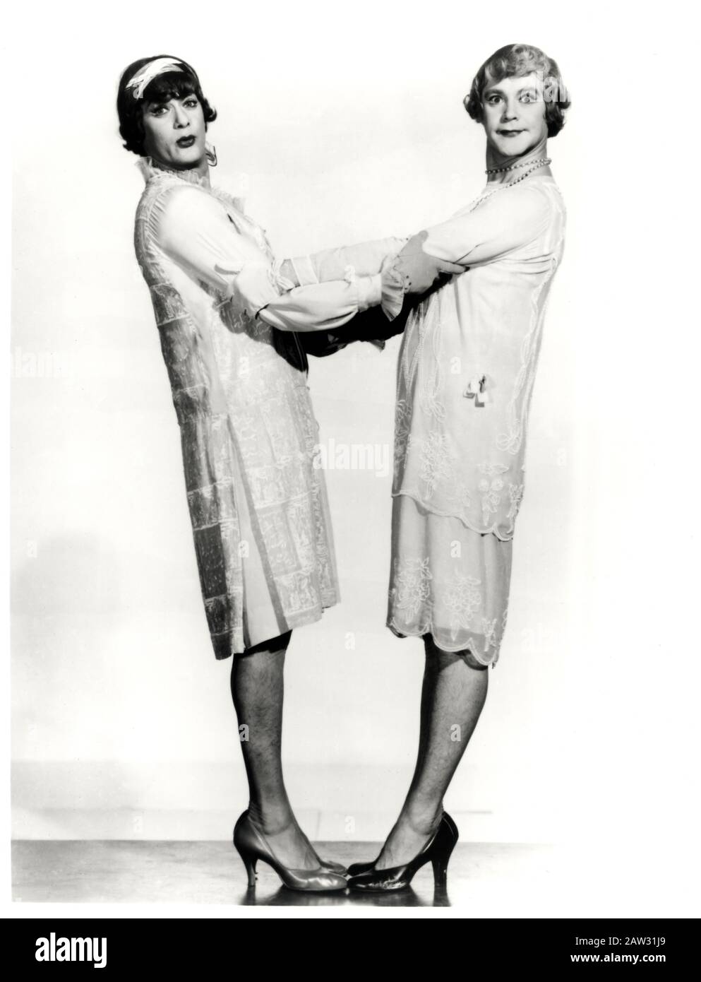 1959, USA: Die Schauspieler TONY CURTIS und JACK LEMMON in Frauenkleid, Pubblicity-Foto für den Film EINIGE MÖGEN'S HEISS ( EIN qualcuno piace caldo ) von Stockfoto