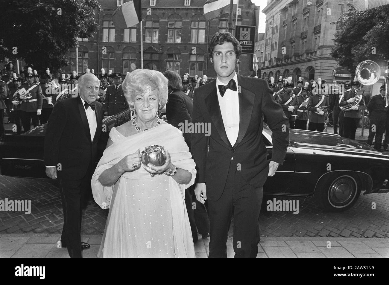 Premiere Bridge zu weit in City; Prinz Bernhard und Joseph Luns Datum: 22. Juni 1977 Schlüsselwörter: Premieren Personenname: Bernhard (Fürst Niederlande), Stadt, Luns, JAMH, Luns, Joseph Stockfoto