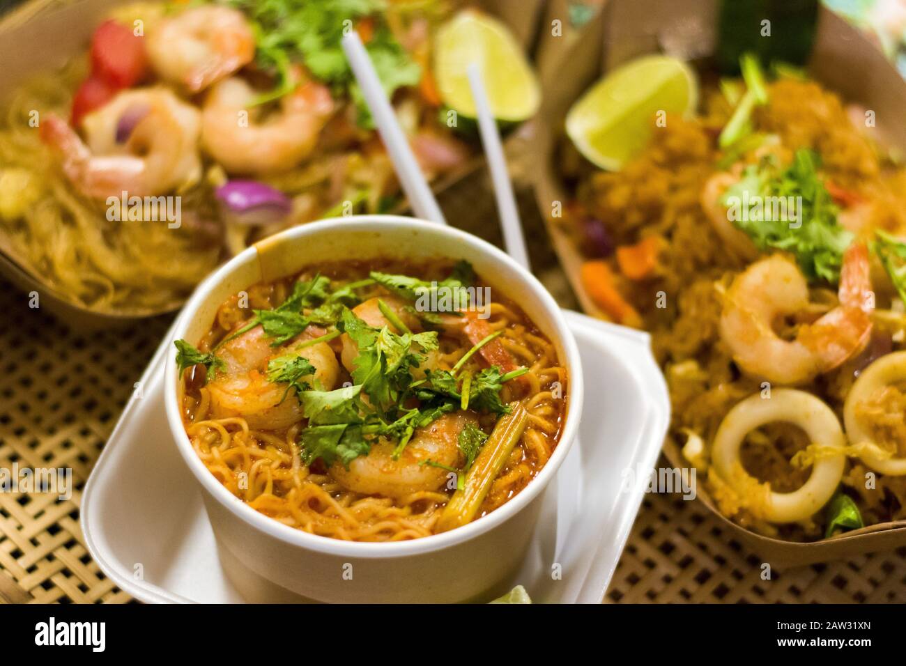 Nahaufnahme von thailändischem Nachtessen mit Garnelen und Nudeln, die in einer Schüssel serviert werden Stockfoto