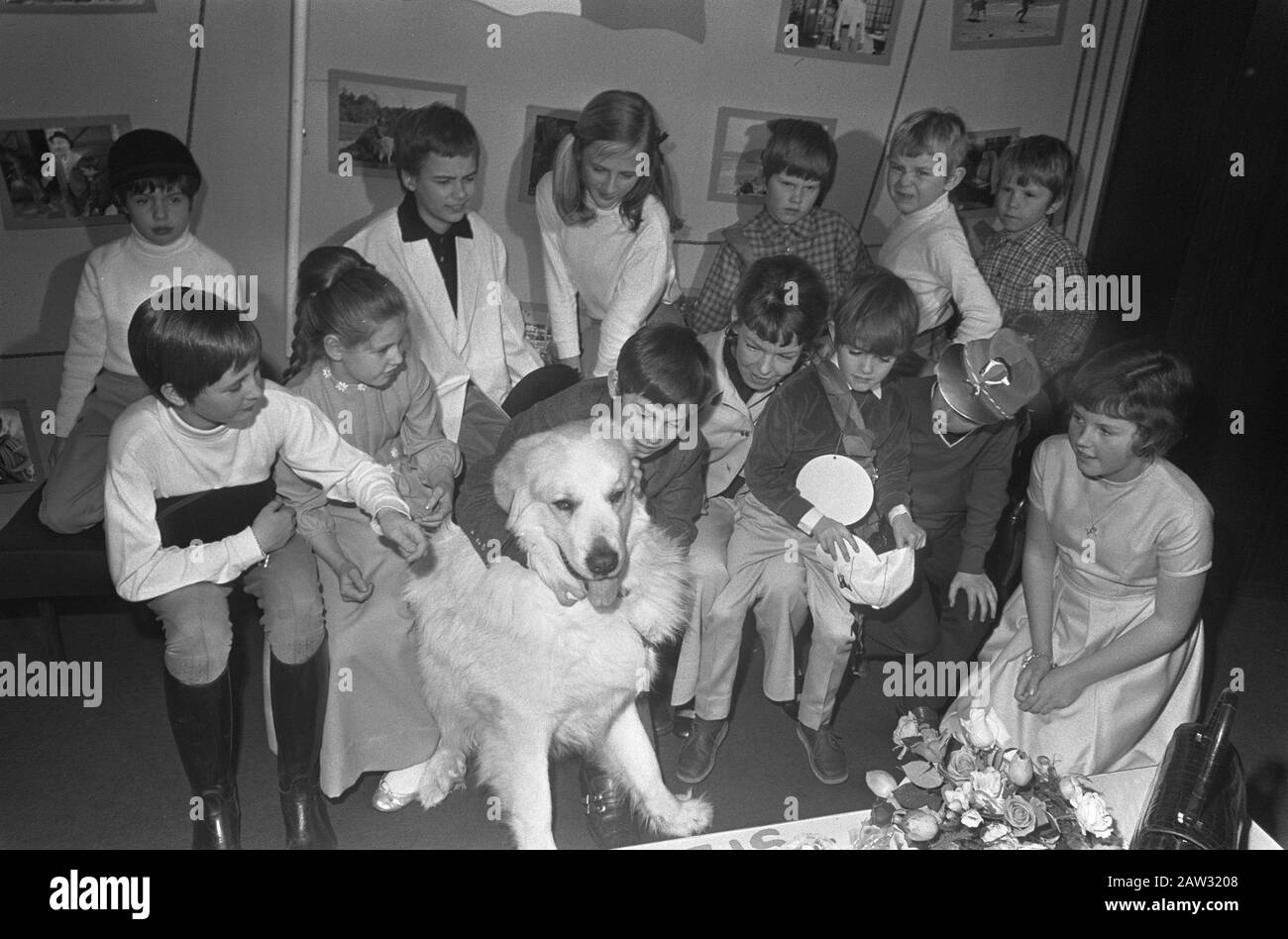Premiere des Films Sebastian findet Vater im Flora-Theater in Amsterdam. Theo Oppen Brouwer, Mehdi El Glaoui und Cecile Aubry zwischen den Kindern Datum: 2. April 1969 Ort: Amsterdam, Noord-Holland Schlagwörter: Schauspieler, Schriftsteller, Kinos, Filme, Hunde, Premieren, Schriftsteller, Theater Personenname: Aubry Cecile, Mehdi El Glaoui, Oppenbrouwe Theo Institution Name: Flora Stockfoto