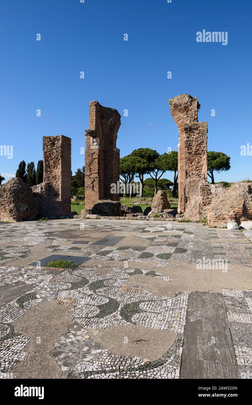 Rom. Italien. Ostia Antica. Terme di Porta Marina (Bäder der Porta Marina). Backstein-Piers der Apse, polychromes geometrisches Mosaik des Frigidariums Stockfoto