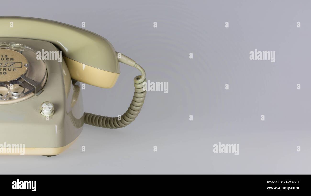 Klassisches graues Telefon auf weißem Hintergrund mit Kopierbereich Stockfoto